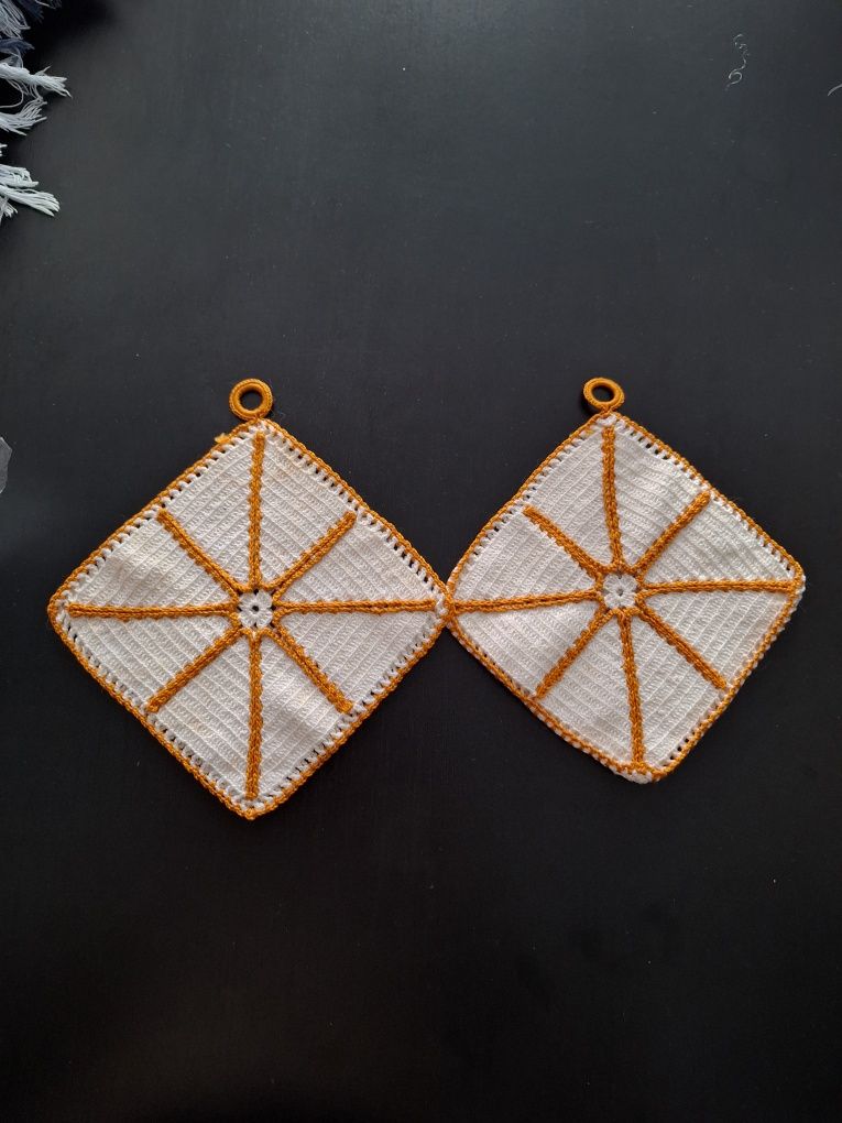 Conjunto de duas pegas em renda
