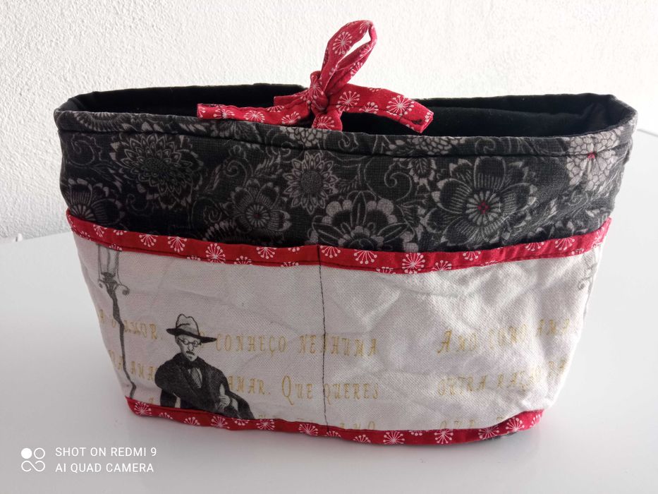 Bolsa com 4 separadores  -  tecido Fernando Pessoa