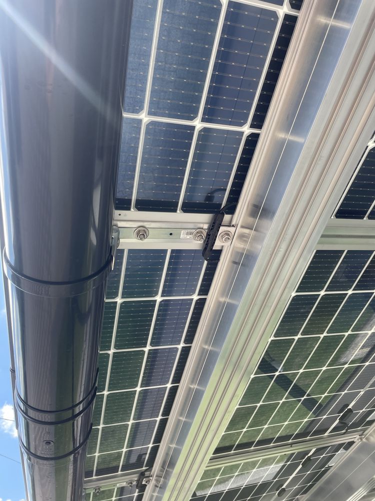 Carport fotowolticzny szczelny dach z paneli dwustanowiskowy aluminium