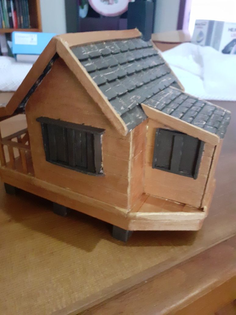 Casa miniatura em madeira