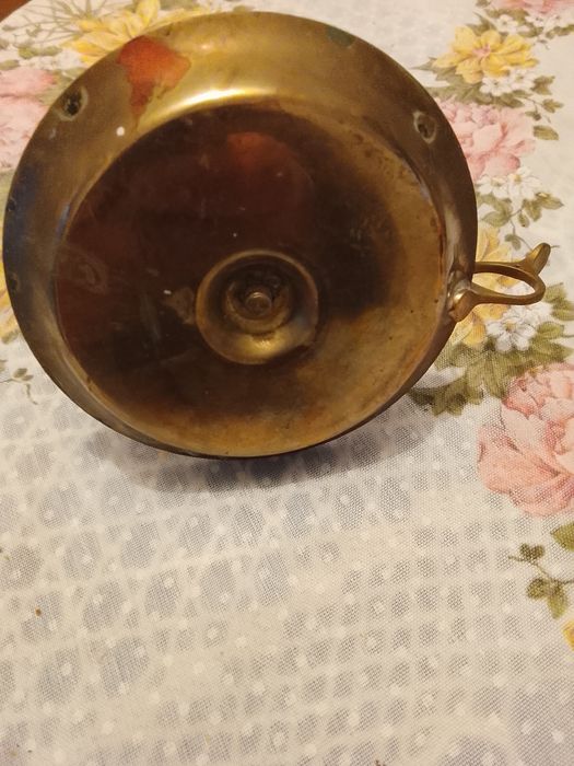 Suporte de metal antigo para vela de cera. Em bronze