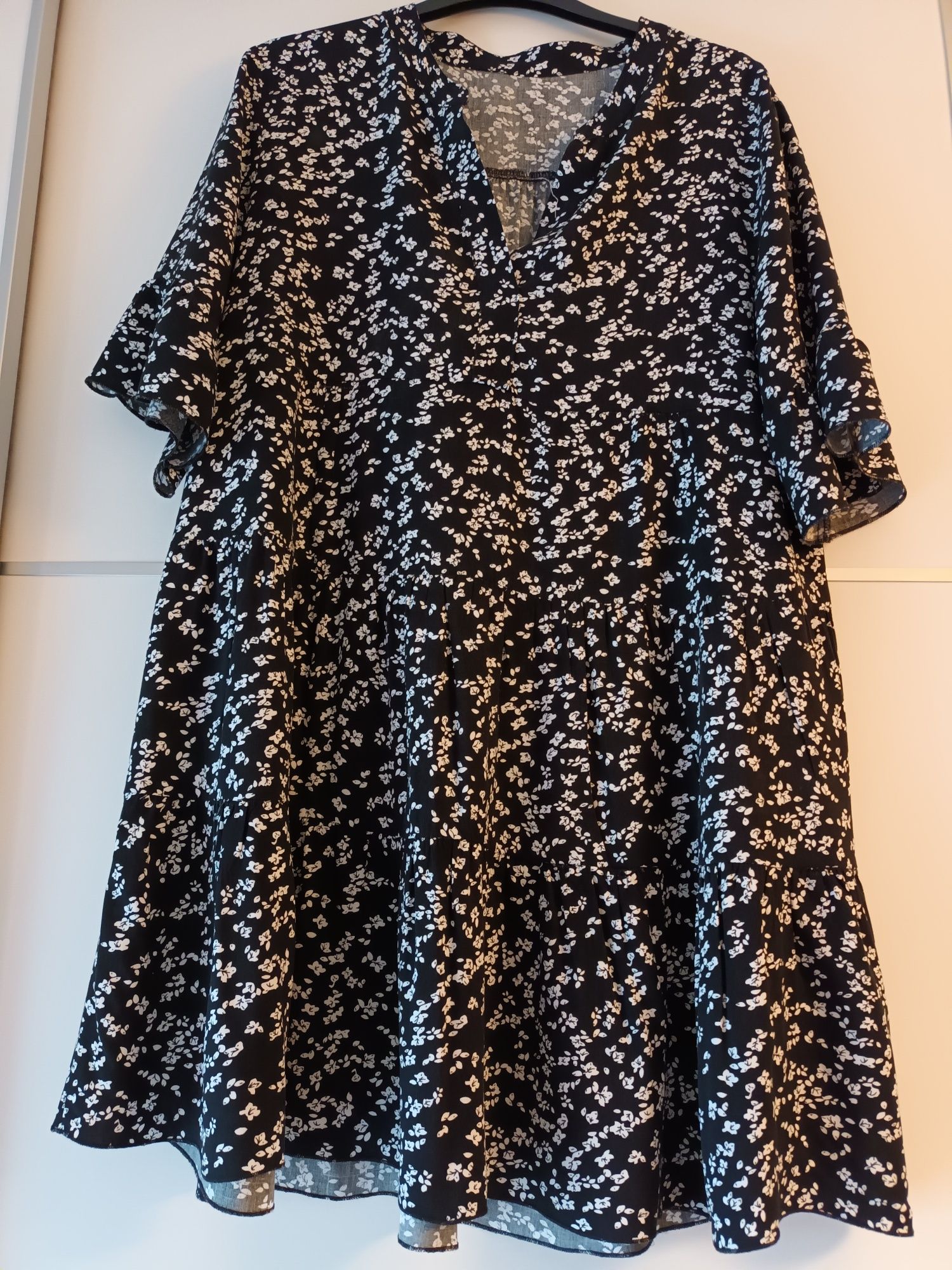 Vestido curto preto com pequenas flores brancas
