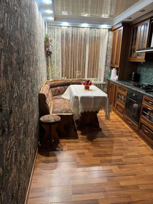 АН продам трехкомнатную квартиру в центре