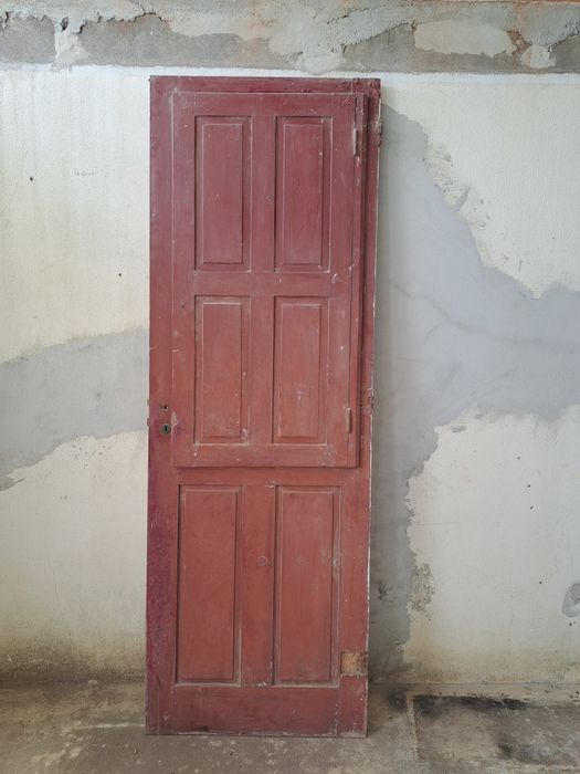 Porta antiga em madeira maciça