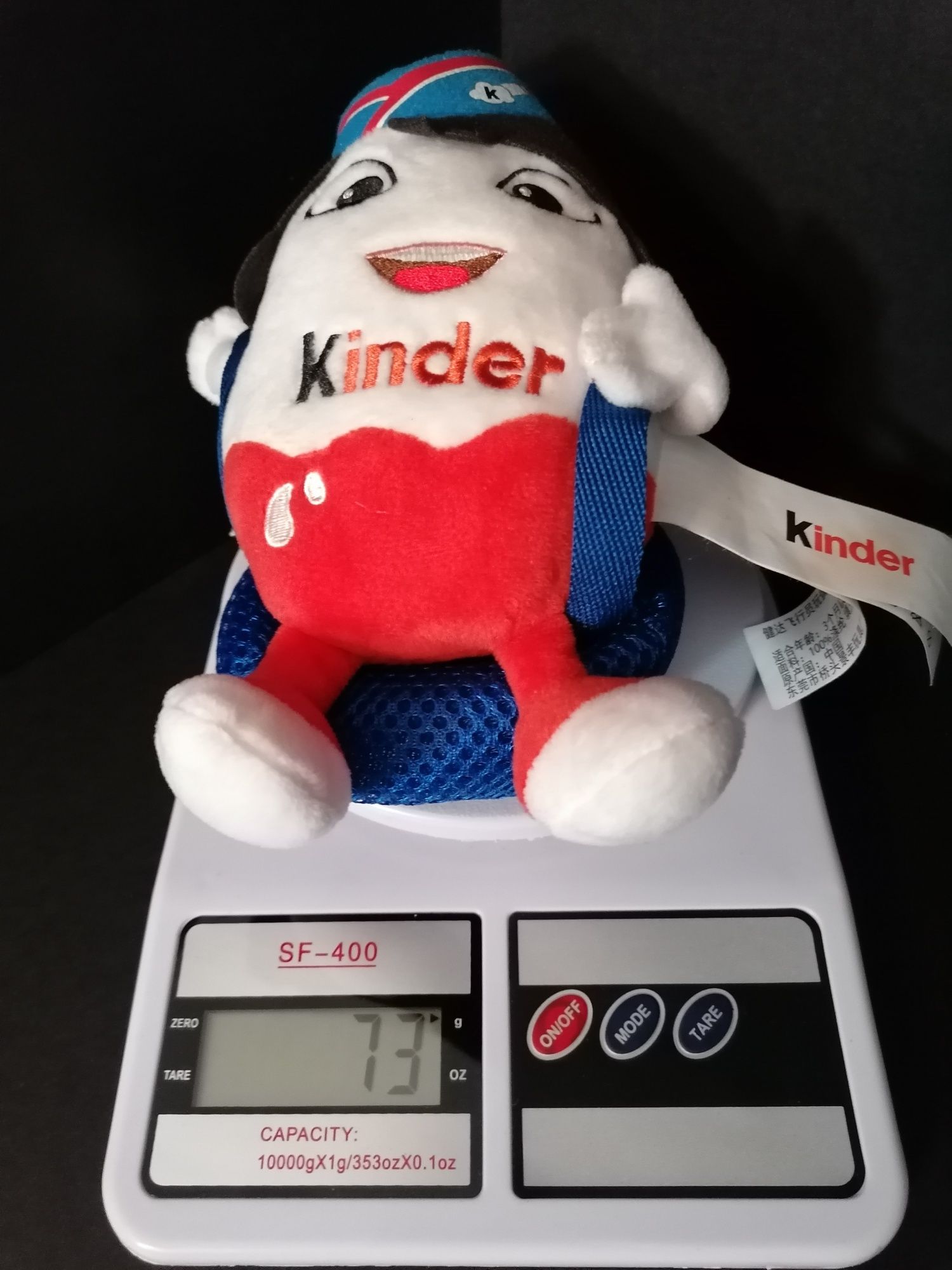 Boneco de peluche, Hospedeira de bordo da Kinder