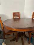 Vendo mesa com 4 cadeiras