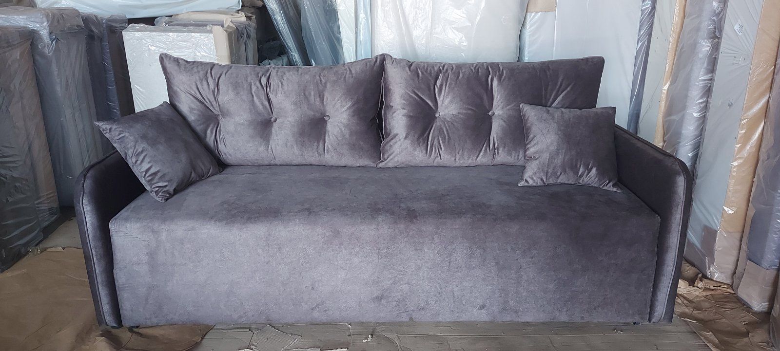 Малогабаритный диван в гостинную.