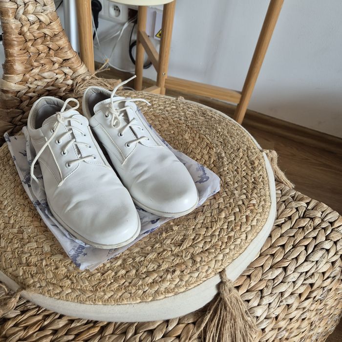 Buty męskie r. 37 komunijne białe