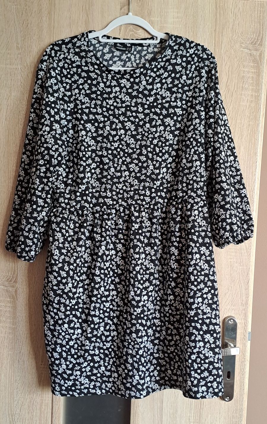 Czarna sukienka w białe kwiaty z długim rękawem XXXL