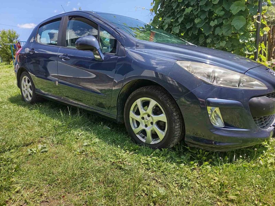 Продаєть автомобіль Пежо 308