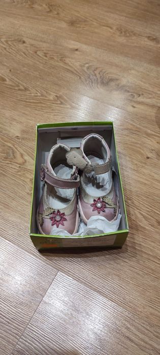 Buciki sandały 24
