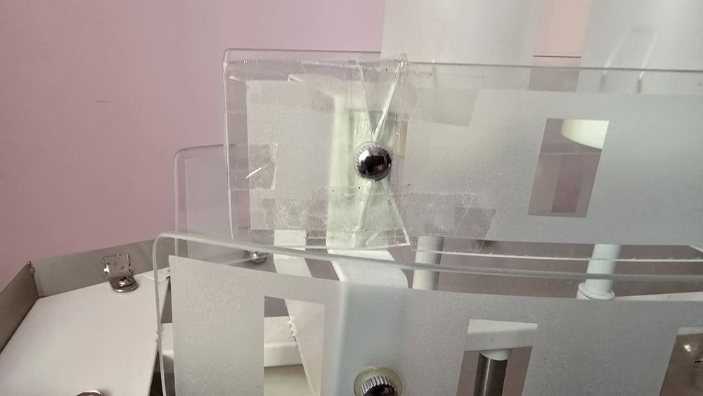 Lampa na stolik ze szkła w kształcie statku