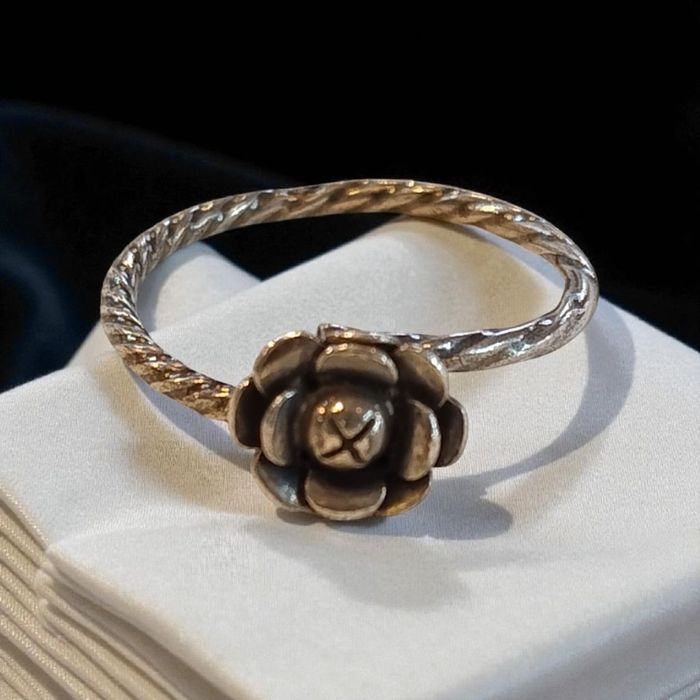 Srebrny pierścionek Juwelia