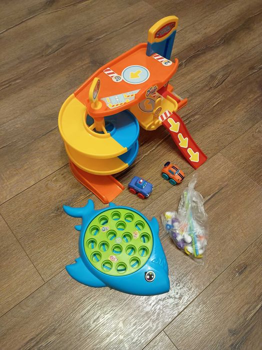 Zestaw 2 zabawek: piętrowy garaż, parking + rybki