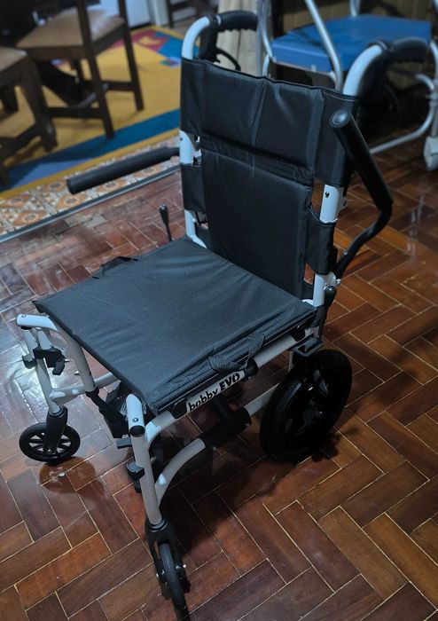 Cadeira de rodas, braços rebatíveis, com almofada anti escaras. Nova.