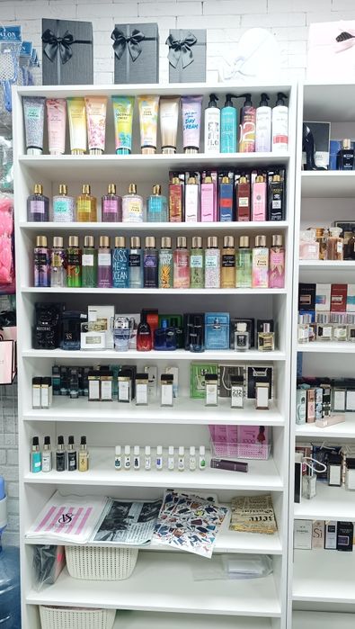 Витрины, стеллажи, ресепшн, примерочная