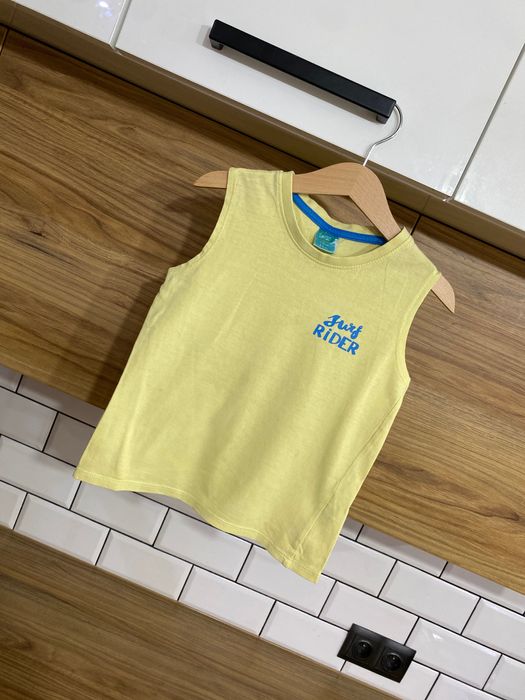 Pastelowy żółty t’shirt bez rękawów na ramiączka