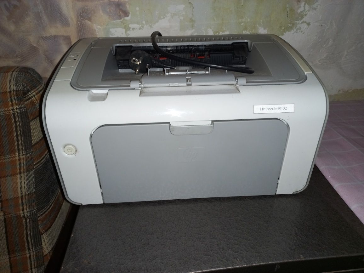 Продам принтер HP 1102