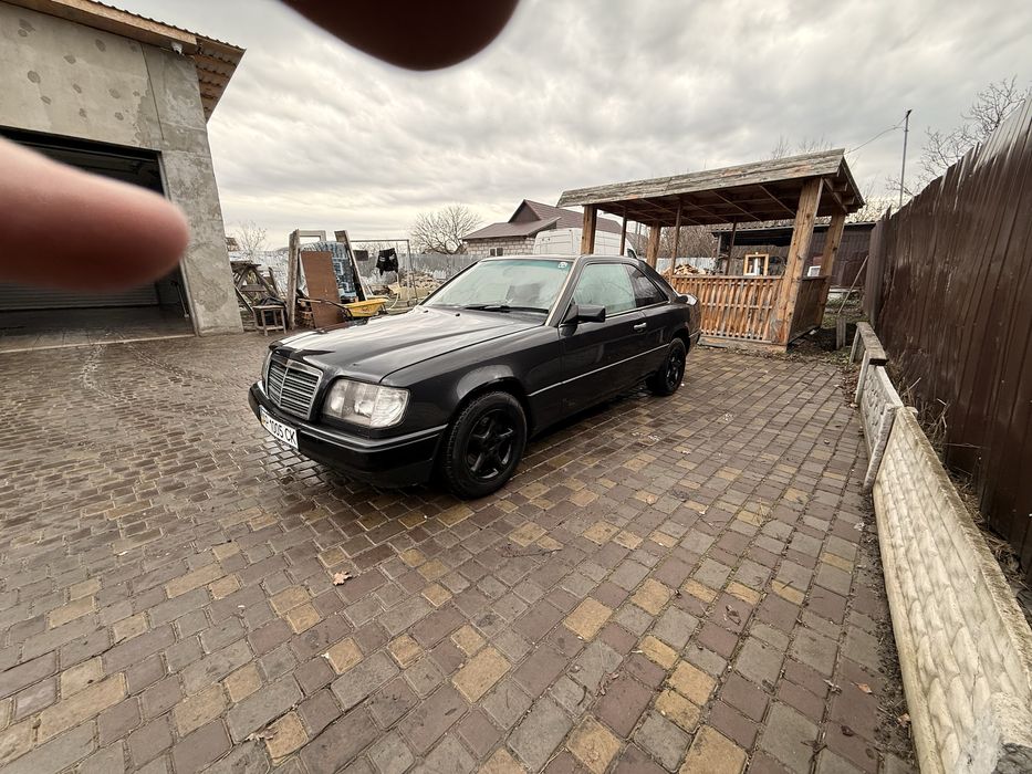 Mercedes 124 cupe blak