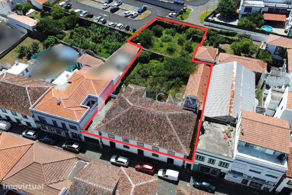 Excelente prédio no centro da Praia da Vitória!