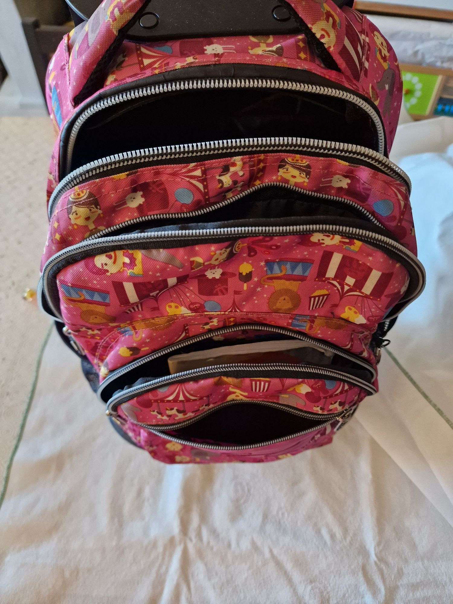 Mochila com trolley para menina . Usada como nova