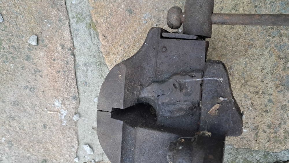 Маленькі лещата, зі звареною тріщиною на фото