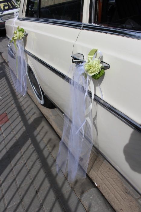 Dekoracje na samochód ślubny ślub żywe kwiaty welon kapelusz cylinder