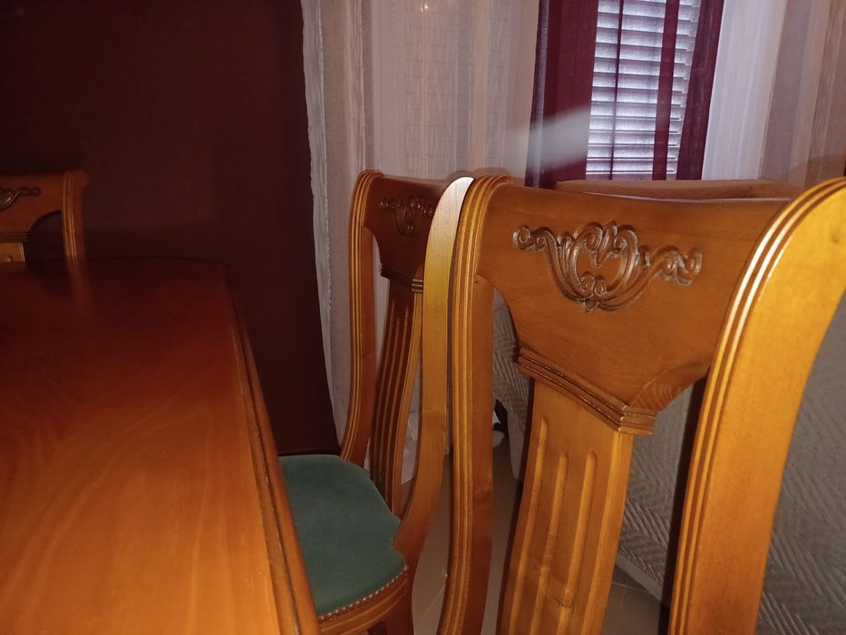 Conjunto de mesa e cadeiras