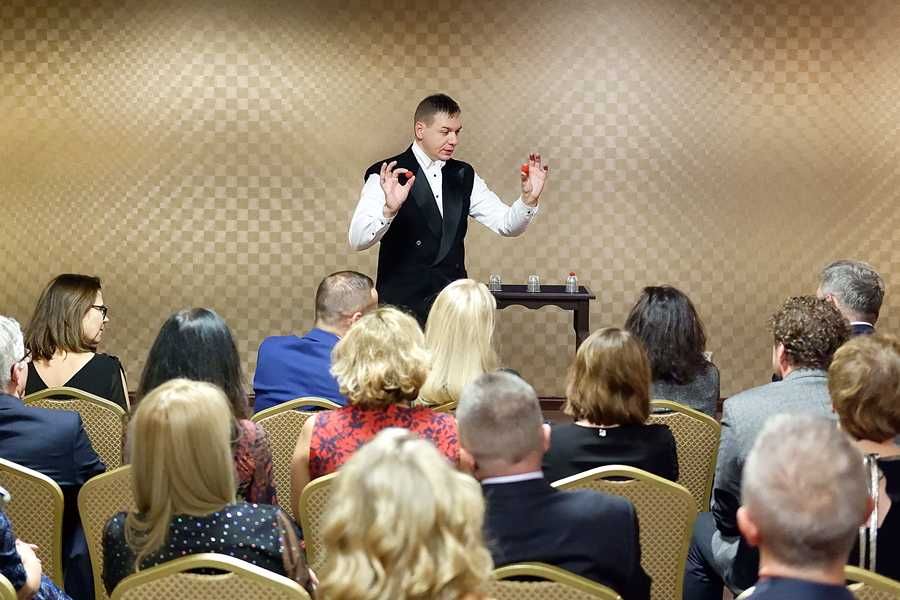 Iluzjonista Magik Pokaz iluzji na Wesele Urodziny Event Firmowy Festyn