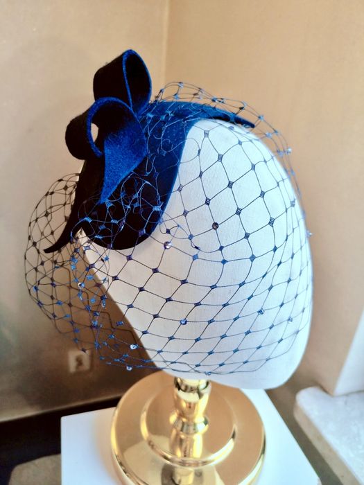 Piękny elegancki granatowy toczek z woalką. Czarny toczek z woalką