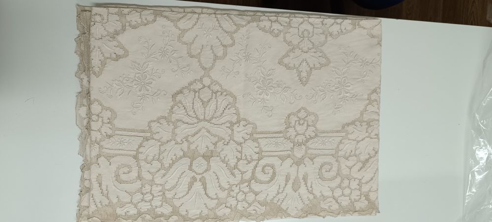 Toalha de mesa bordada à mão