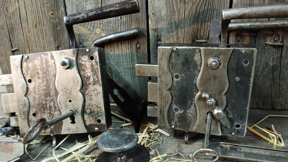 Zabytkowe okucia okien skrzynkowych.Rudery okienne.Stare okna.