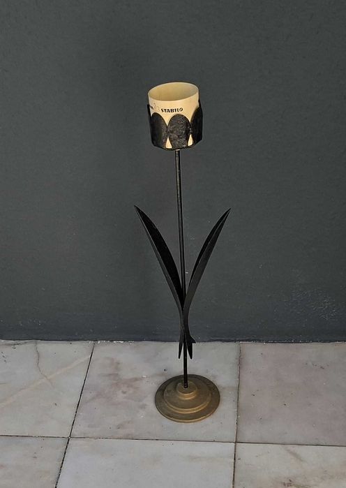 Cinzeiro decorativo, flor em ferro, muito antigo