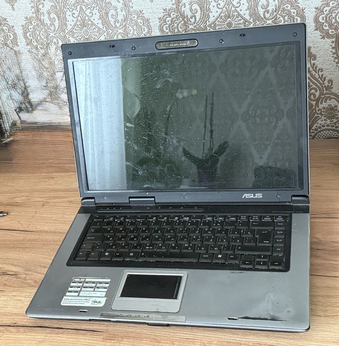 Техніка: ноутбук, клавіатура, блок живлення, антена