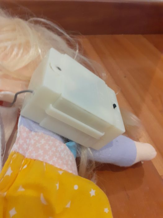 Boneca Joana dá beijinhos