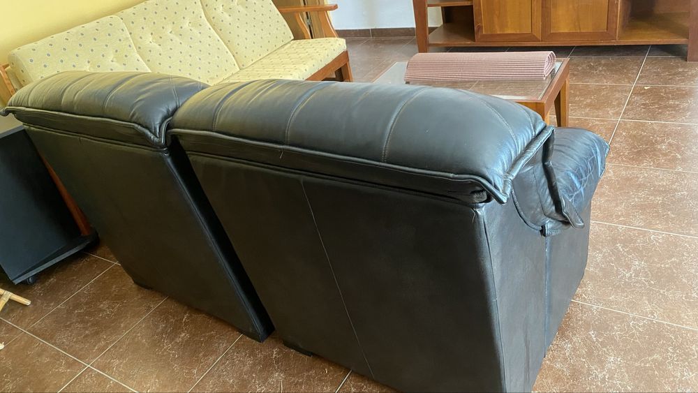 Sofas pretos em pele