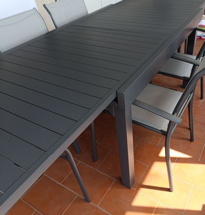 Mesa de exterior com 6 cadeiras