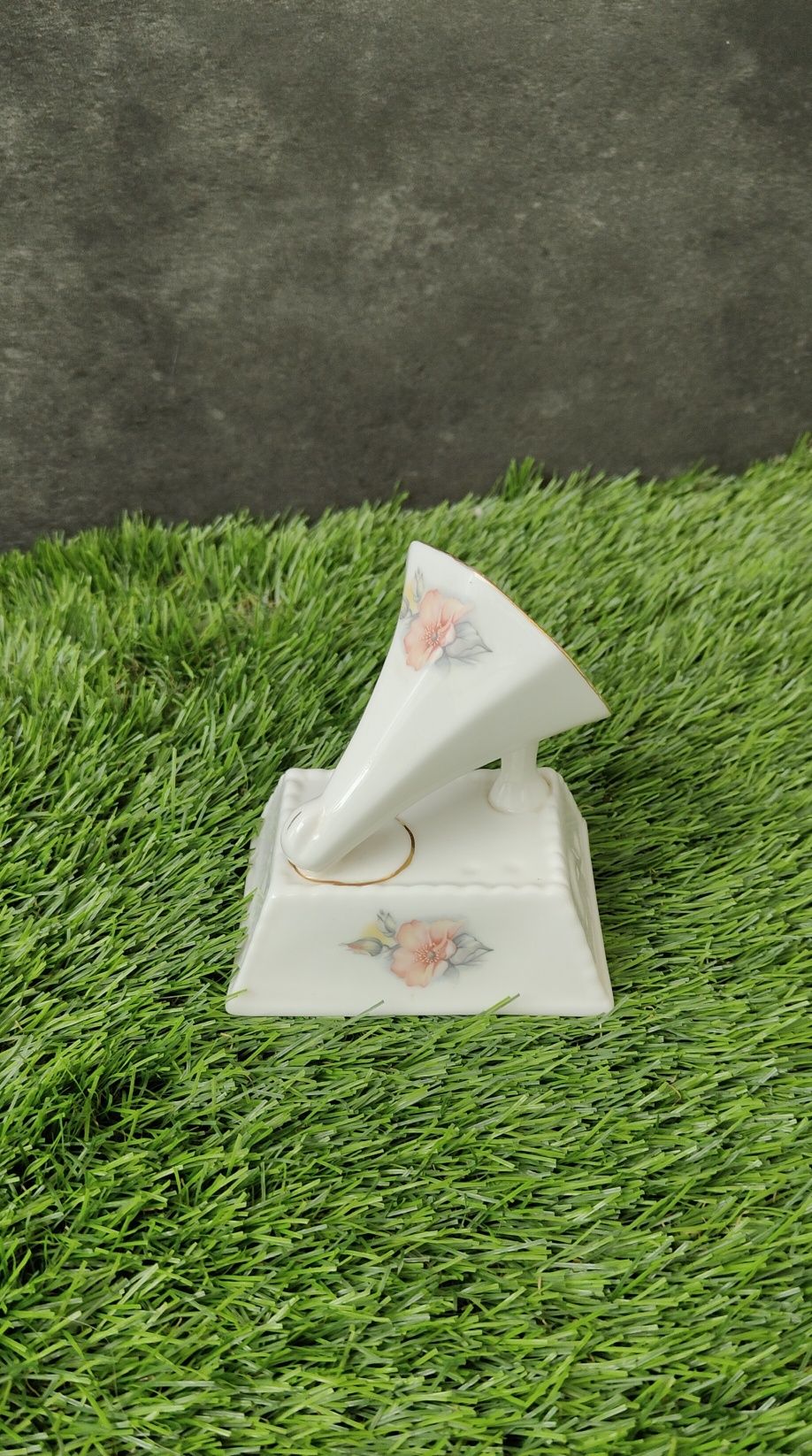 Sygnowana, porcelanowa Figurka. Gramofon z tubą.  Wild Rose by Leonard