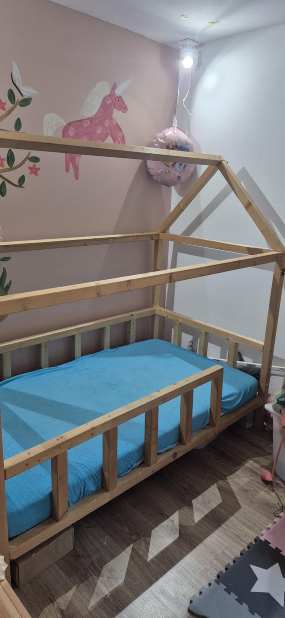 Łóżko dziecięce domek drewniane z materacem