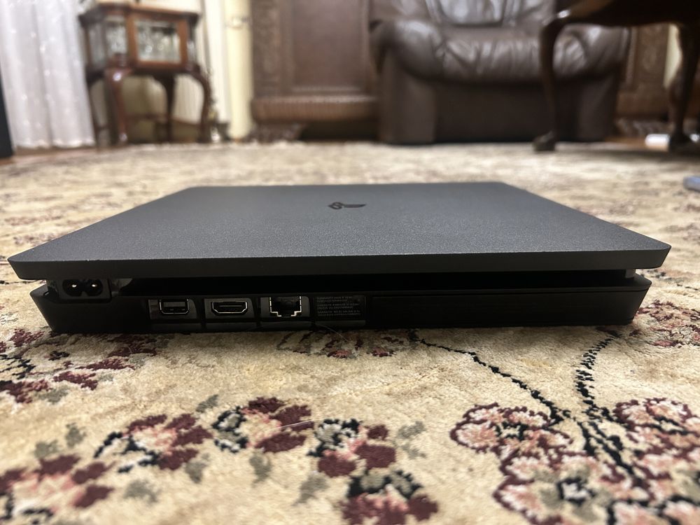 PS4 Slim 1Tb + dwa pady i ładowarka