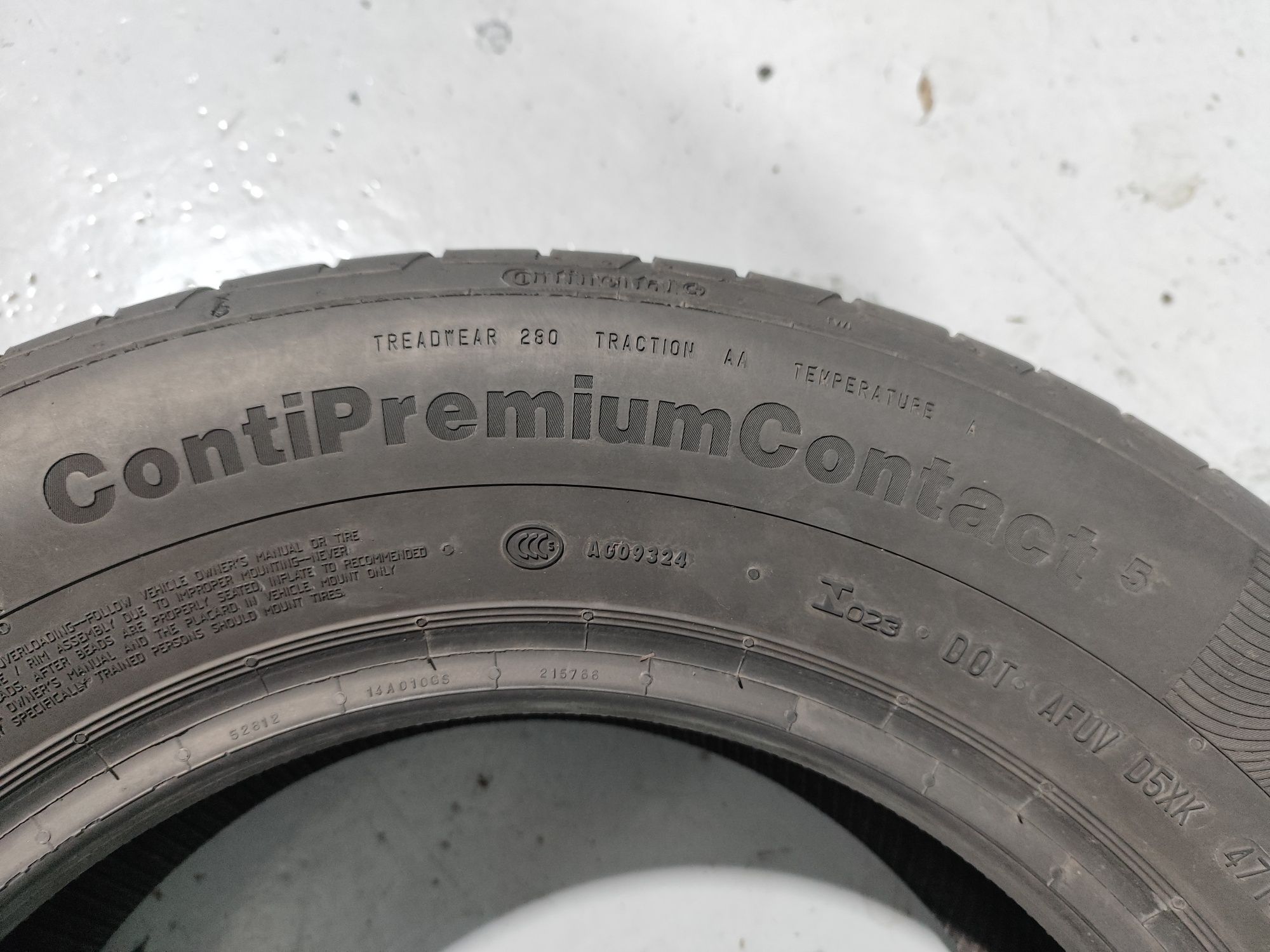 2 pneus semi novos 205-65R15 Continental - Oferta dos portes