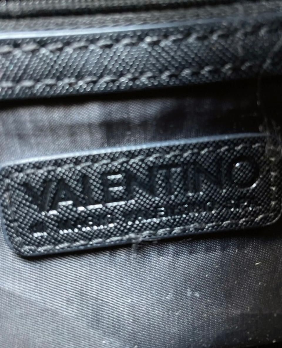 Elegancka czarna torebka na ramię Valentino