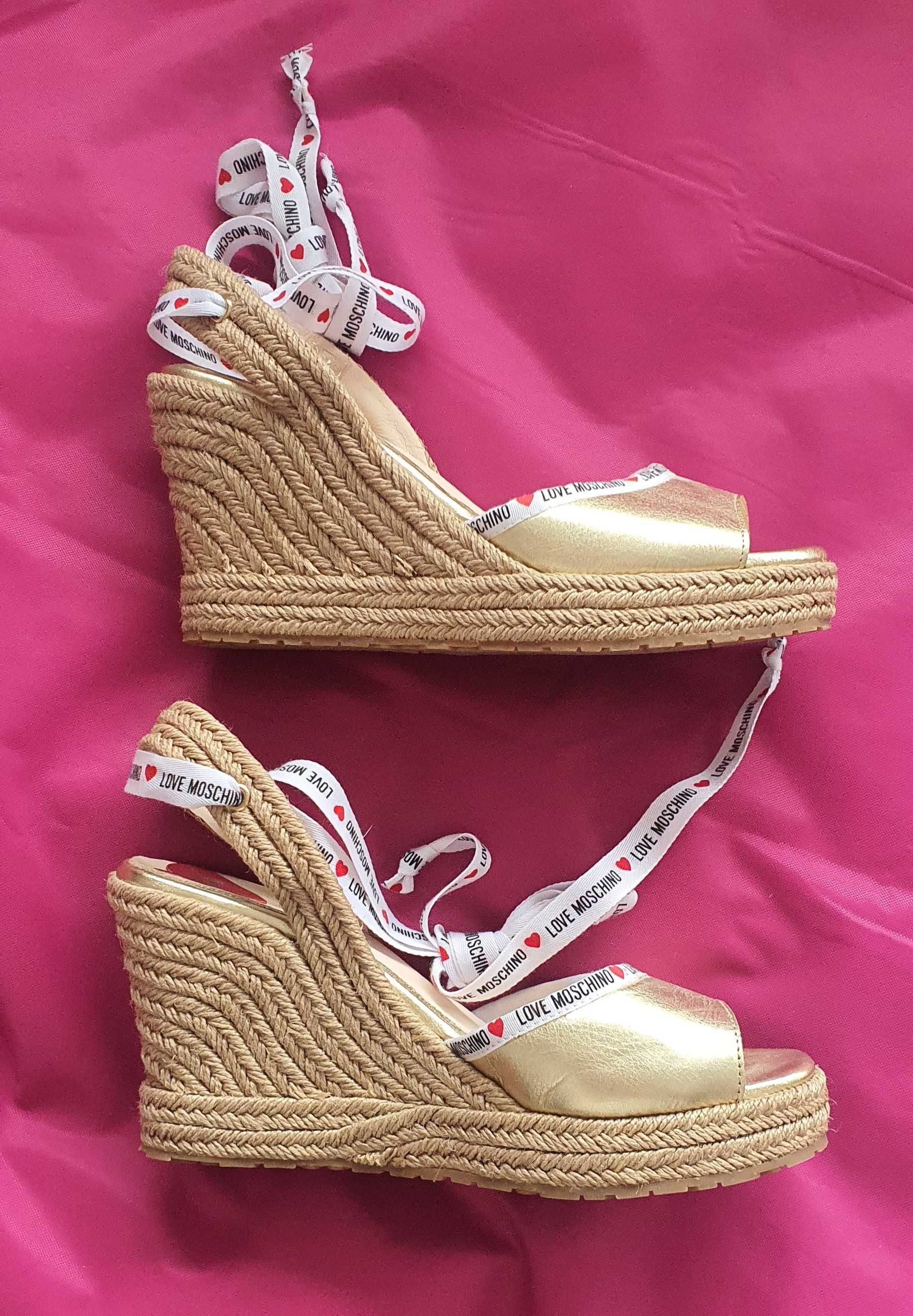 Love Moschino złote sandały espadryle koturny wstążki skóra gold
