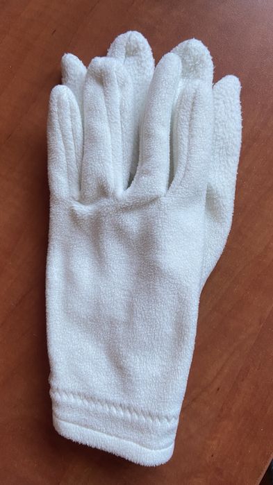 Białe rękawiczki