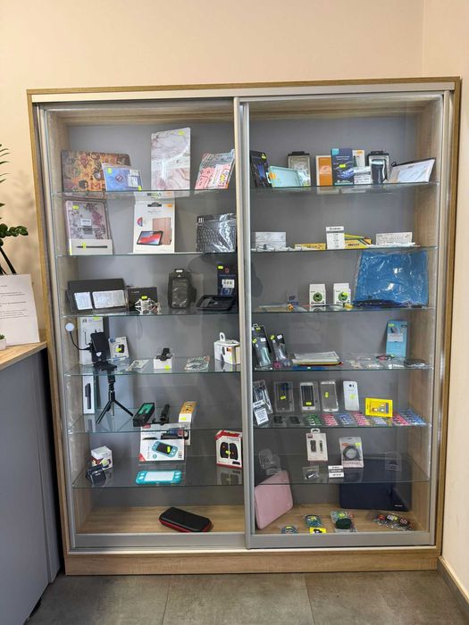 Gablota witryna ekspozycyjna sklepowa z oświetleniem duża do sklepu