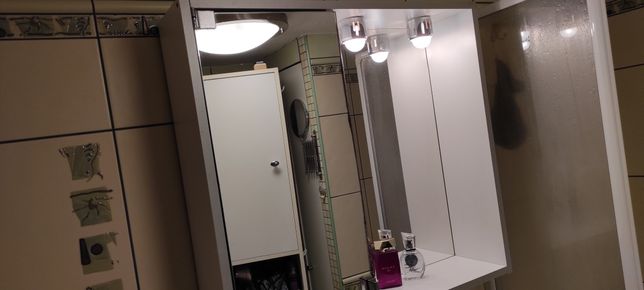 Szafka łazienkowa z lustrem i oświetleniem
