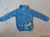 Dłuższy sweterek dla chłopca w rozmiarze 92