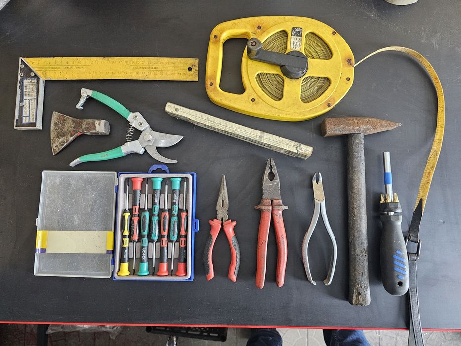 Zestaw narzędzi - taśma miara młotek śrubokręty kombinerki itp