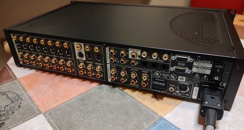Предварительный усилитель - ЦАП - процессор JBL Synthesis SDP-3