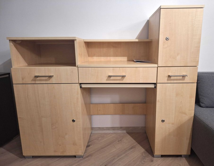 Biurko wielofunkcyjne – jasne, z szafkami, półkami i szufladami!
